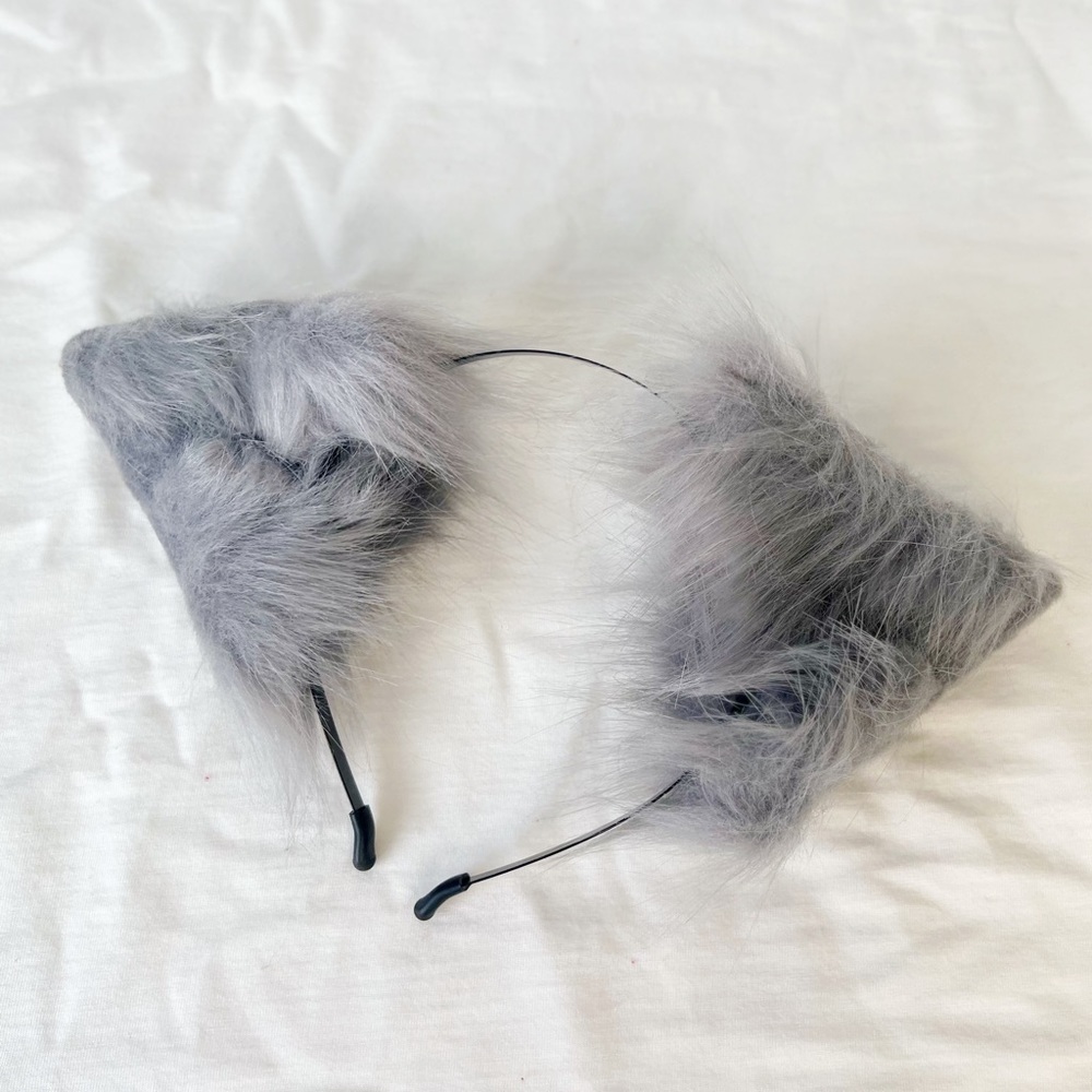 Adorable cat ears headband.